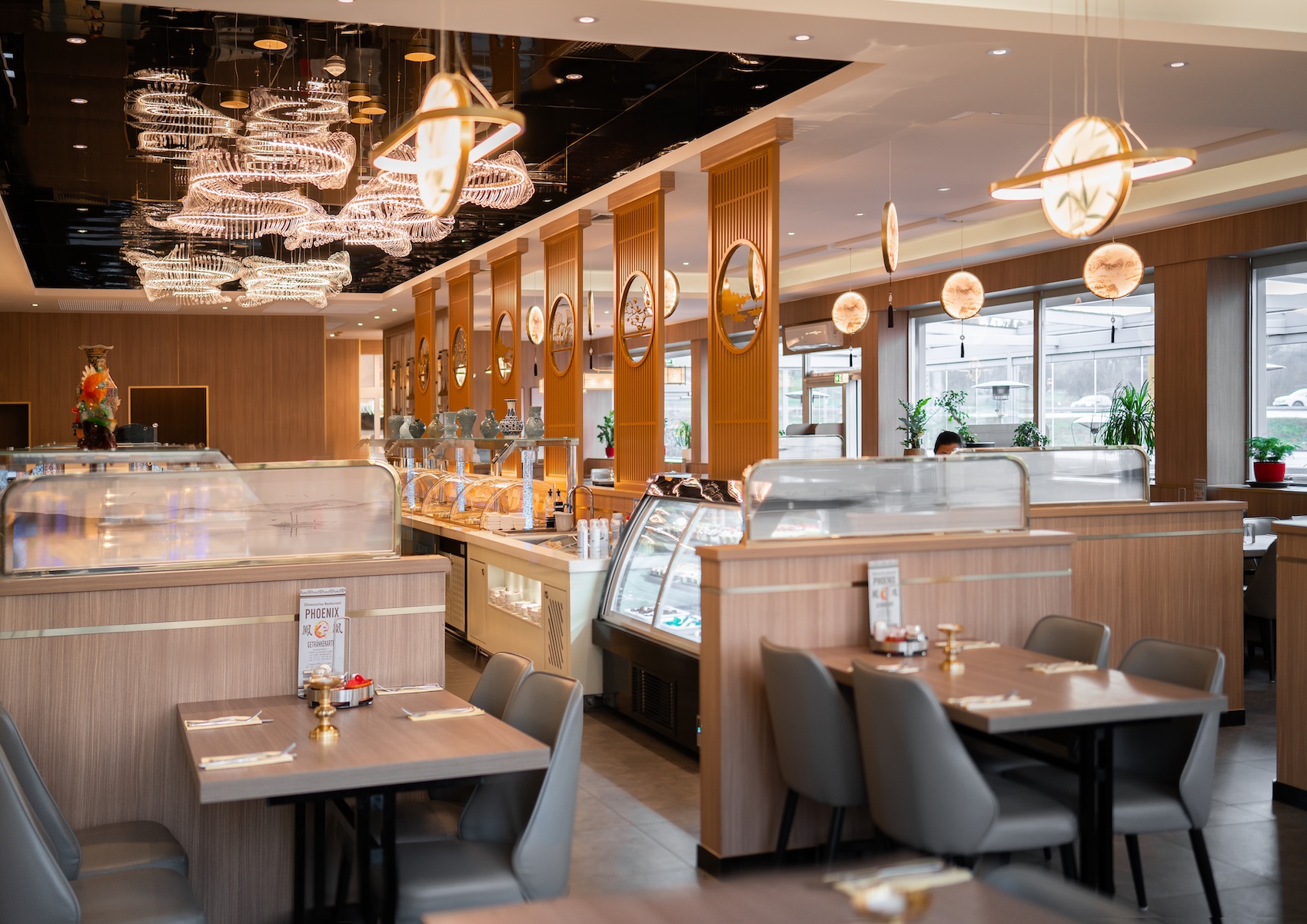 Asiatisches Buffet und Ambiente im Restaurant Phoenix Neckartenzlingen